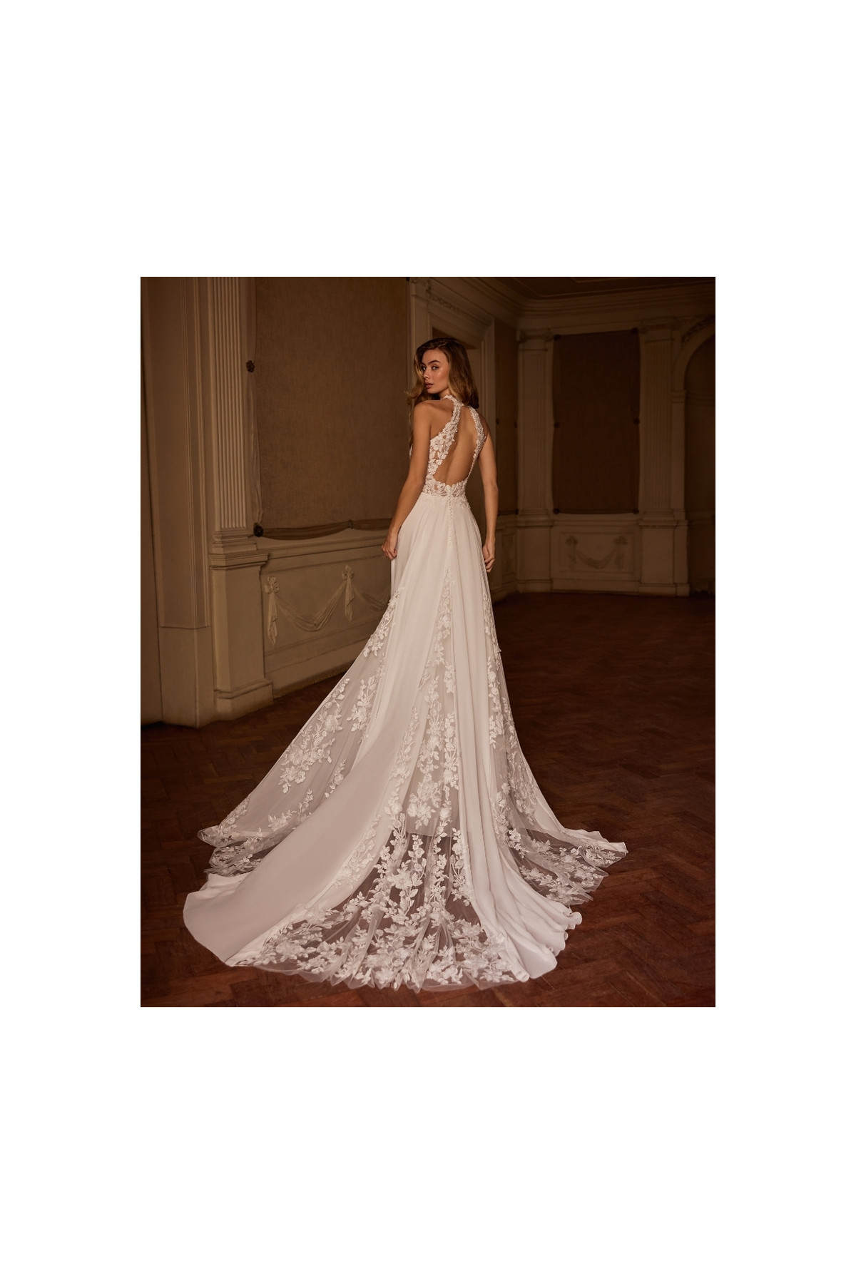 L'abito da sposa Romee, avorio, ampio, mikato Alberto Palatachi