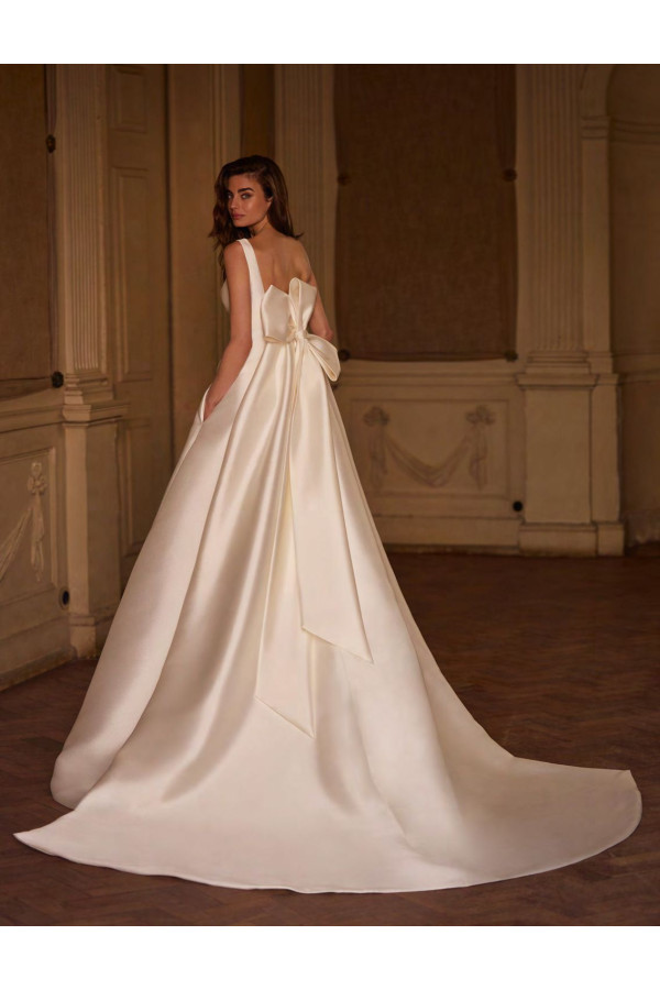 Abito da sposa Melia, avorio, in mikado, ampio di Alberto Palatachi