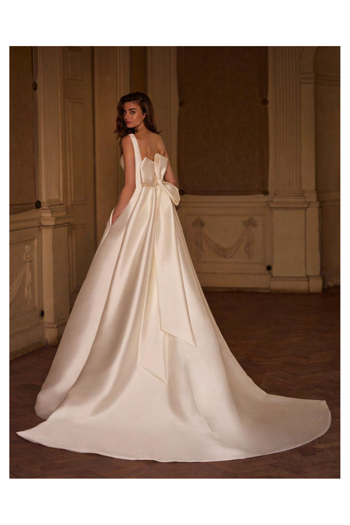 Abito da sposa Melia, avorio, in mikado, ampio di Alberto Palatachi