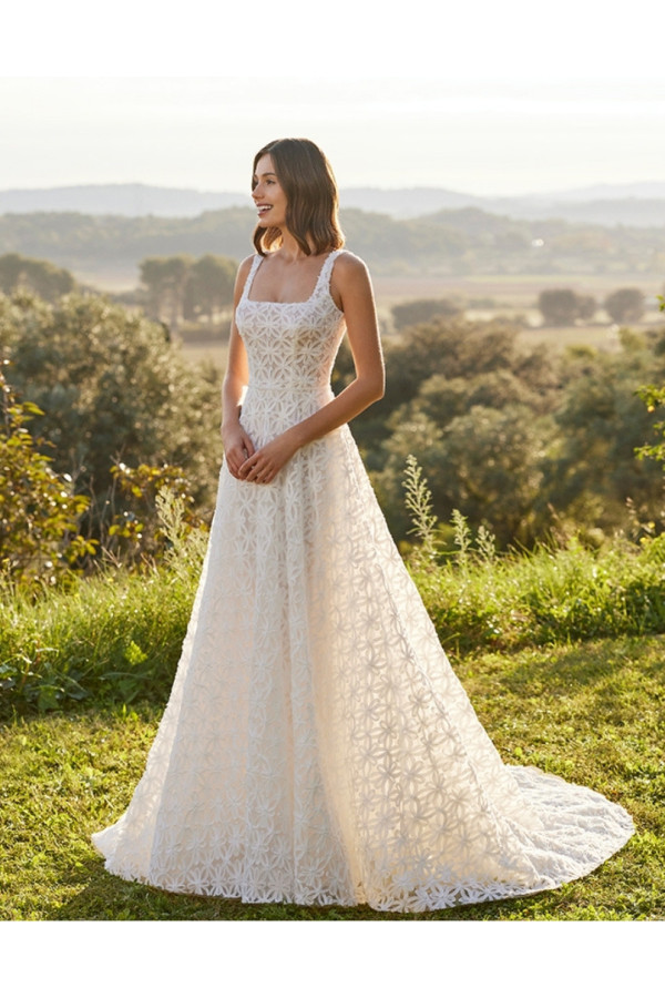 Abito da sposa avorio in pizzo ampio di Alma Novia
