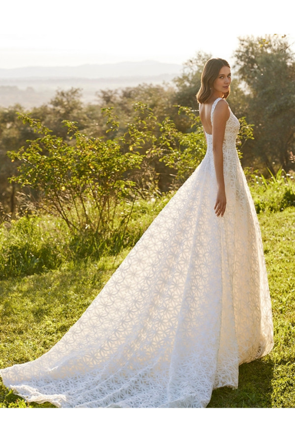 Abito da sposa avorio in pizzo ampio di Alma Novia