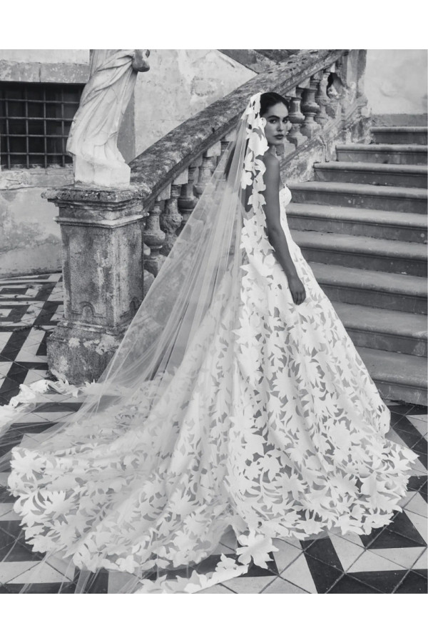 Abito da sposa avorio di pizzo ampio di Alessandro Couture
