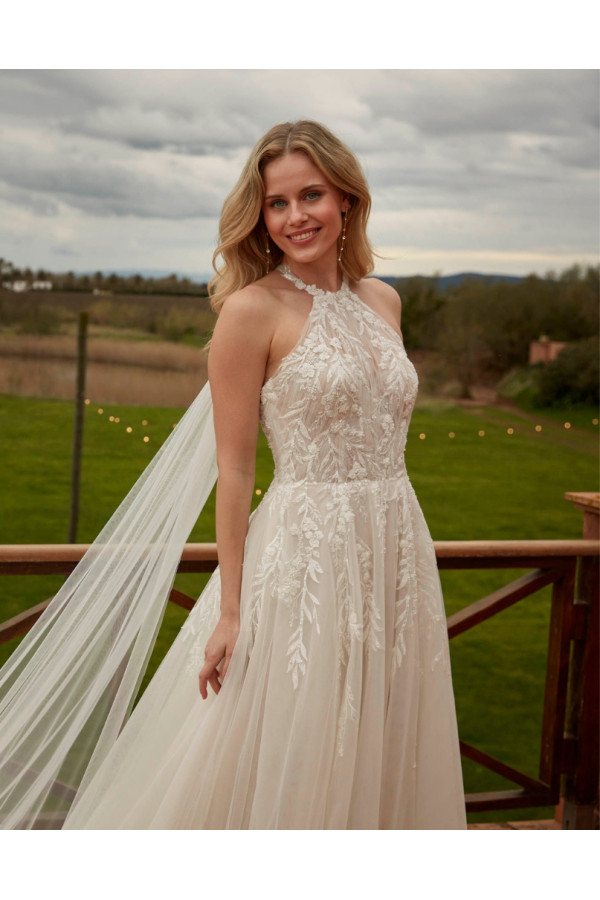 Omnia abito da sposa avorio ampio in tulle di Fara Sposa