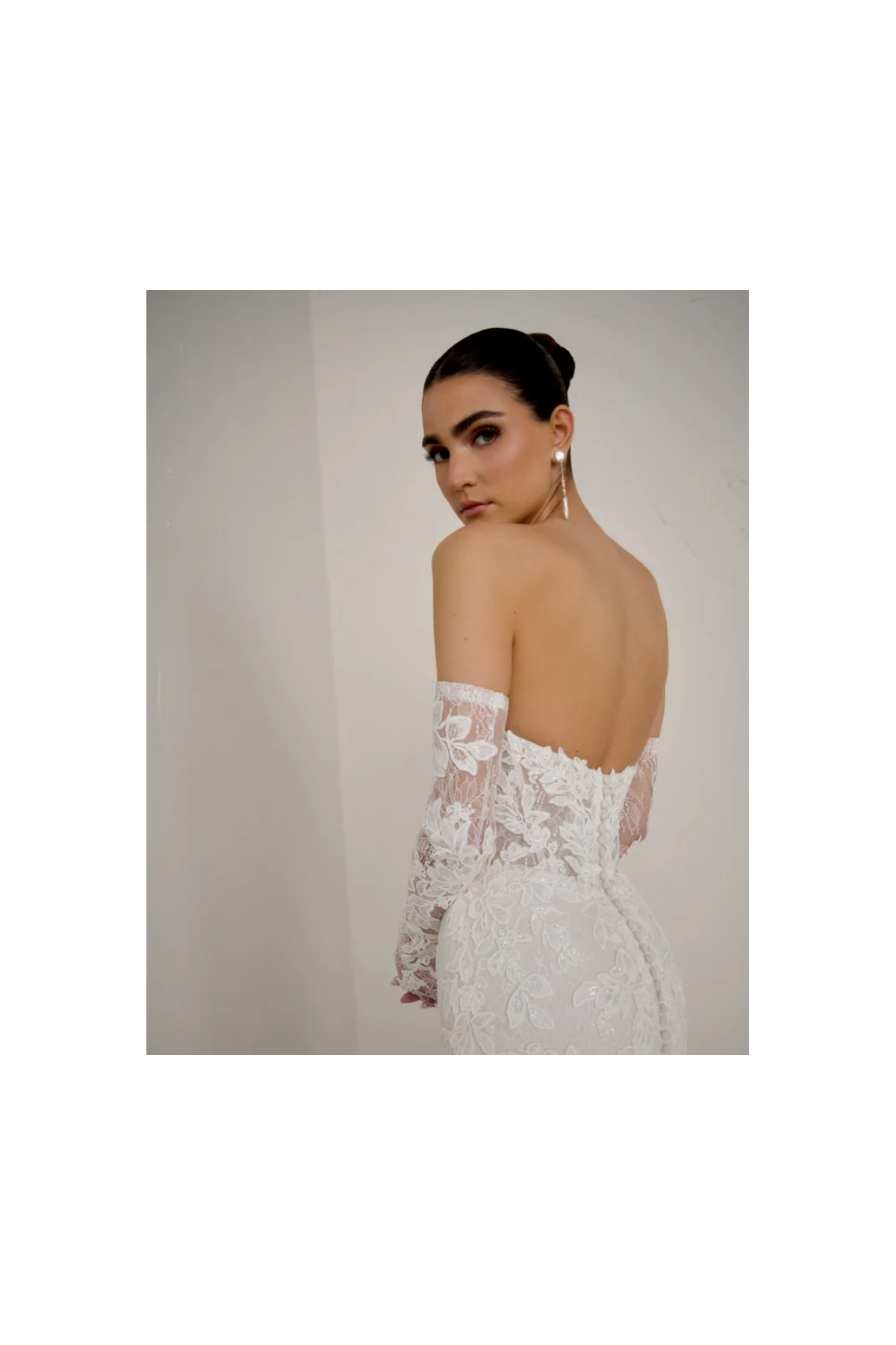 Abito da sposa vaorio in pizzo e tulle ampio di Lillian West