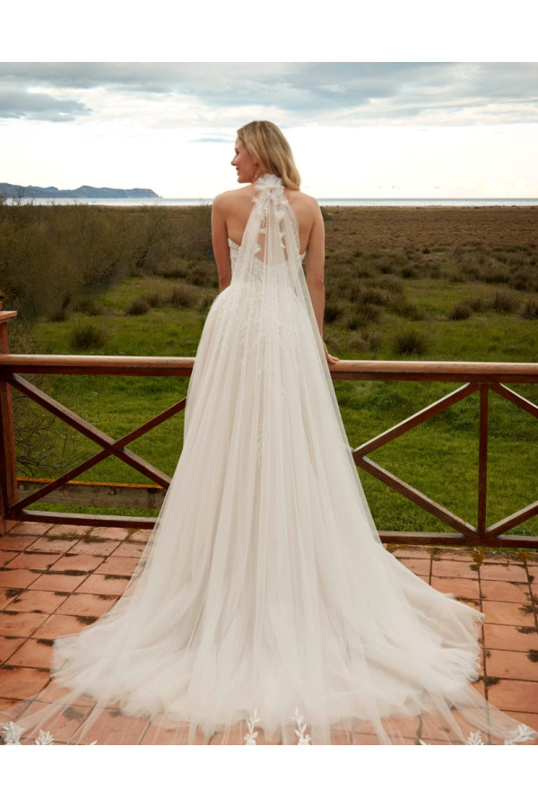 Omnia abito da sposa avorio ampio in tulle di Fara Sposa