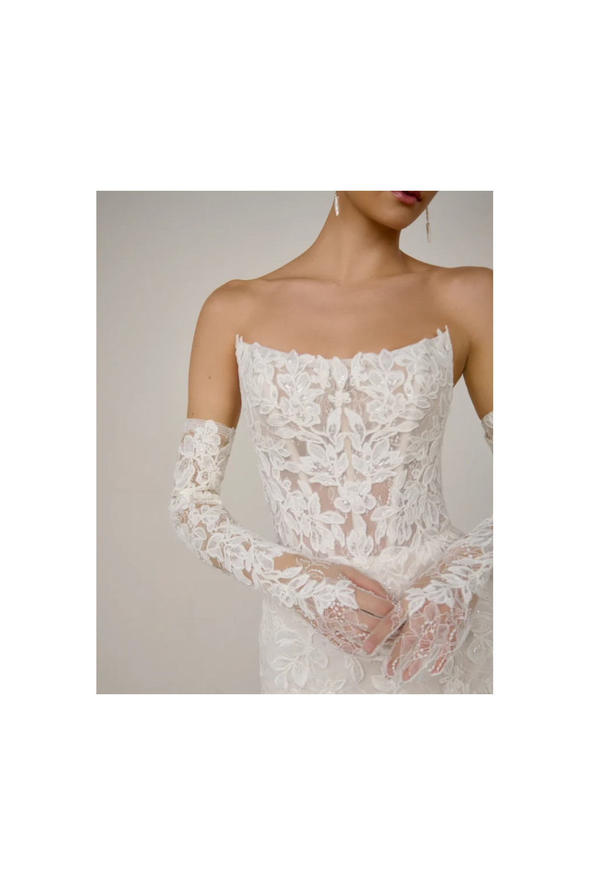 Abito da sposa vaorio in pizzo e tulle ampio di Lillian West