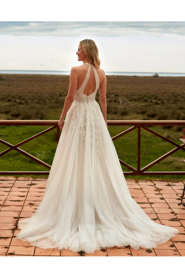 Omnia abito da sposa avorio ampio in tulle di Fara Sposa