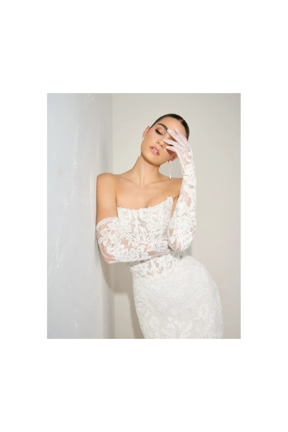 Abito da sposa vaorio in pizzo e tulle ampio di Lillian West