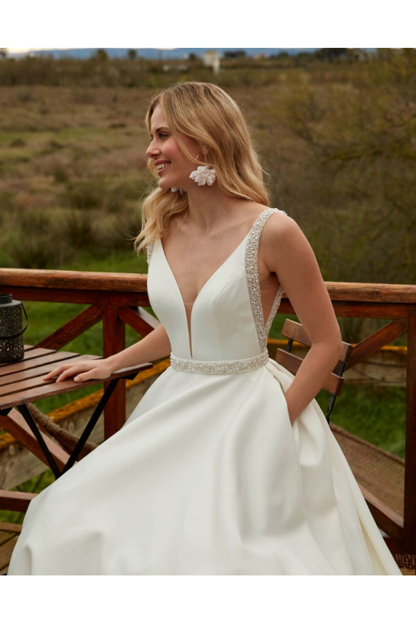 Olaya abito da sposa avorio in cady ampio di Fara Sposa