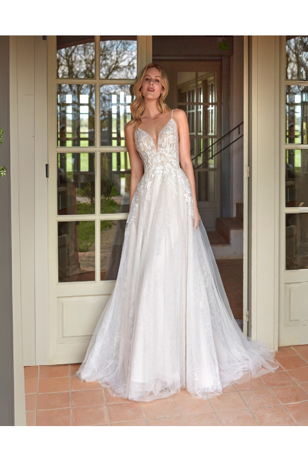 Olbia abito da sposa avorio di pizzo e tulle di Fara Sposa