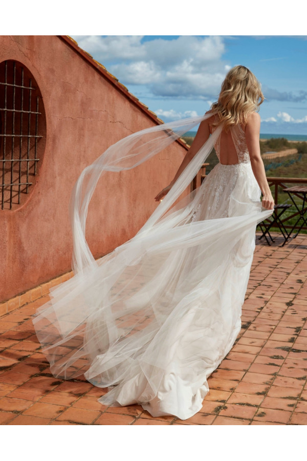Oasis abito da sposa avorio in tulle, ampio di Fara Sposa