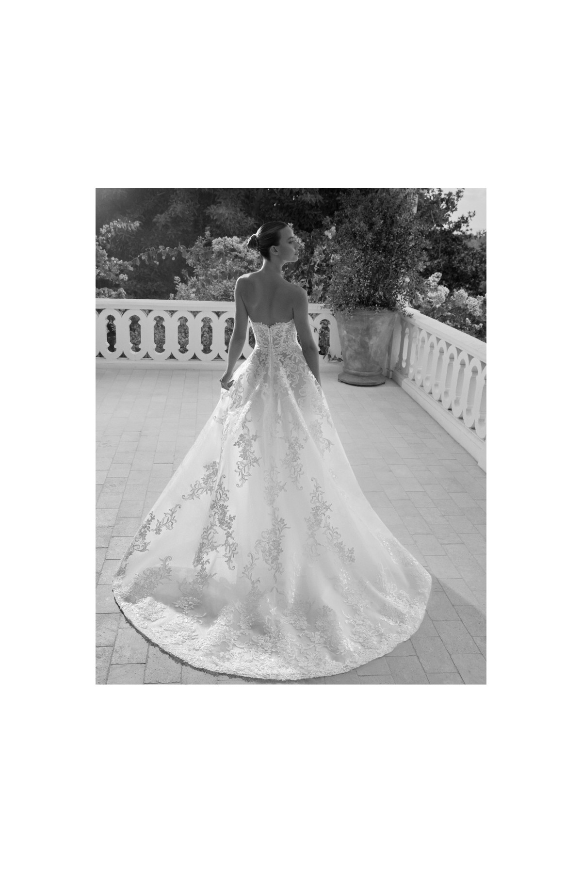 Constance abito da sposa avorio a sirena di crep di Alberto Palatchi