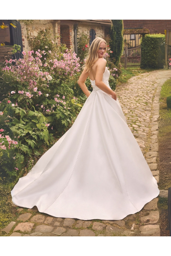 Iamuna abito da sposa avorio a sirena di pizzo Alberto Palatchi
