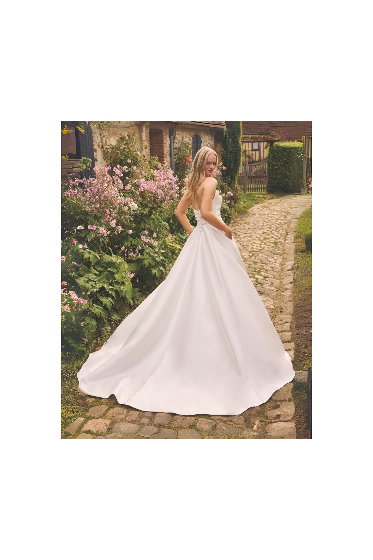 Iamuna abito da sposa avorio a sirena di pizzo Alberto Palatchi