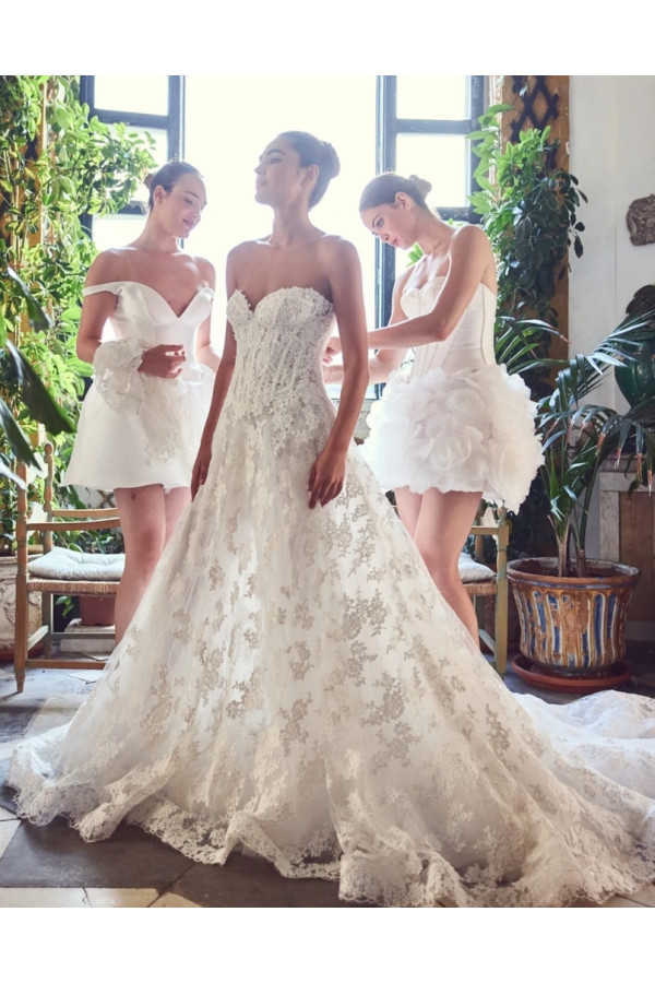 Abito da sposa avorio in pizzo ampio di Alessandro Couture