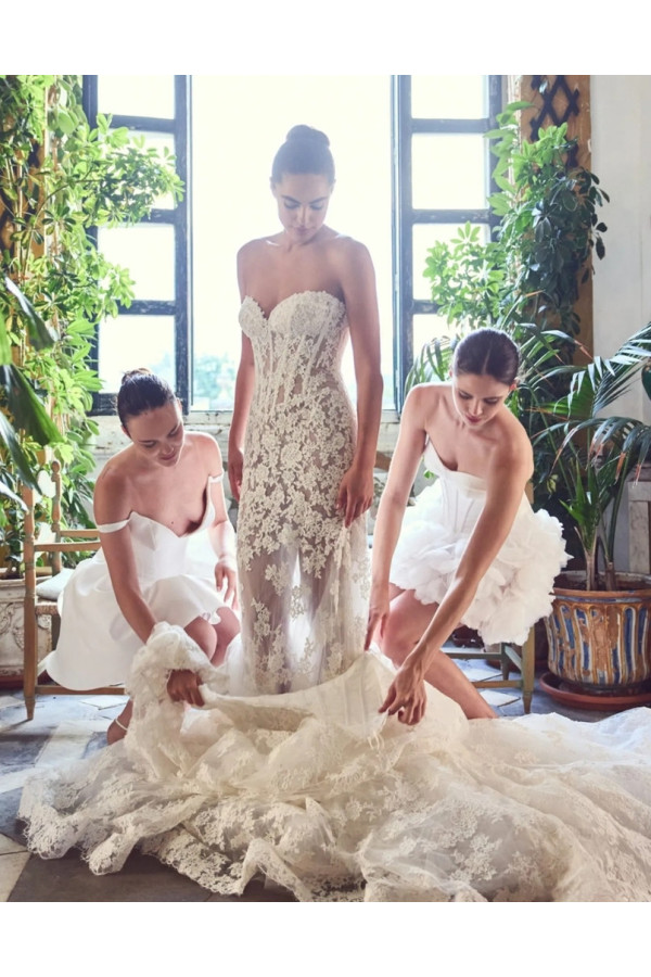 Abito da sposa avorio in pizzo ampio di Alessandro Couture