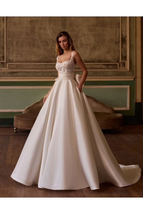 L'abito da sposa Romee, avorio, ampio, mikato Alberto Palatachi