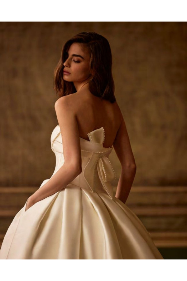 Abito da sposa avorio ampio in douchesse di Alberto Palatchi