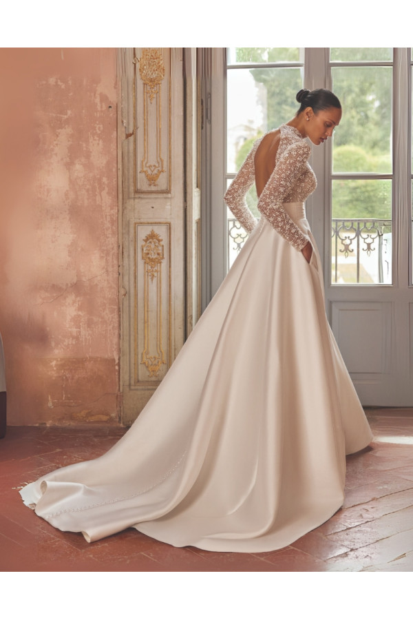 Kira abito da sposa ampio in satin avorio di Justin Alexander