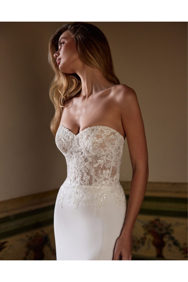 L'abito da sposa Michaela, bianco, crep a sirena di Alberto Palatachi
