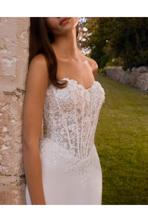 Clarisse abito da sposa avorio a sirena di crep di Alberto Palatchi