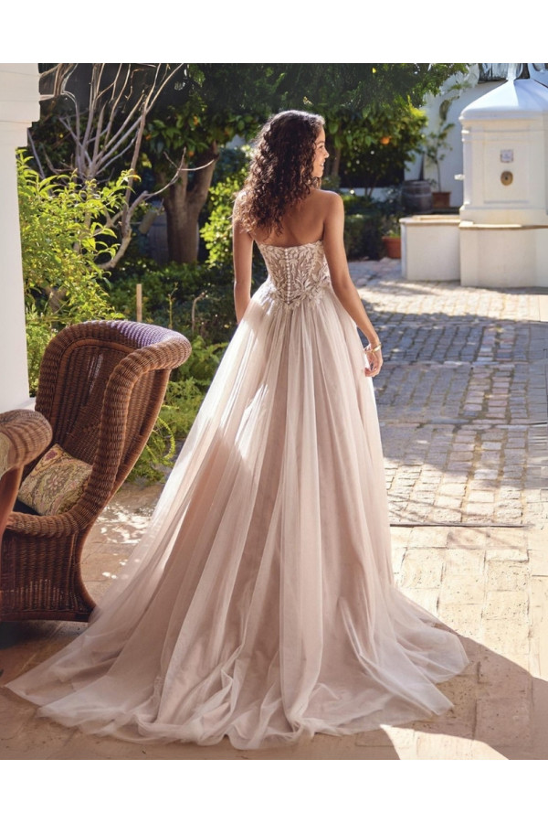 Abito da sposa vaorio in pizzo e tulle ampio di Lillian West