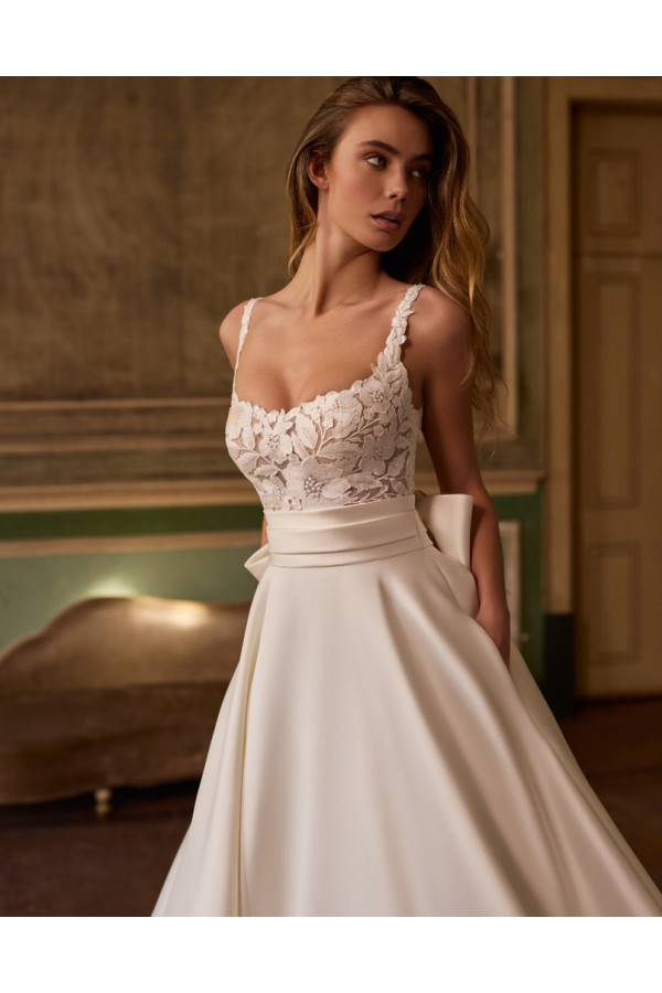 L'abito da sposa Romee, avorio, ampio, mikato Alberto Palatachi
