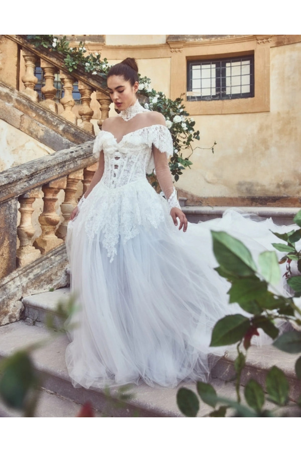 Abito da sposa avorio in pizzo ampio di Alessandro Couture