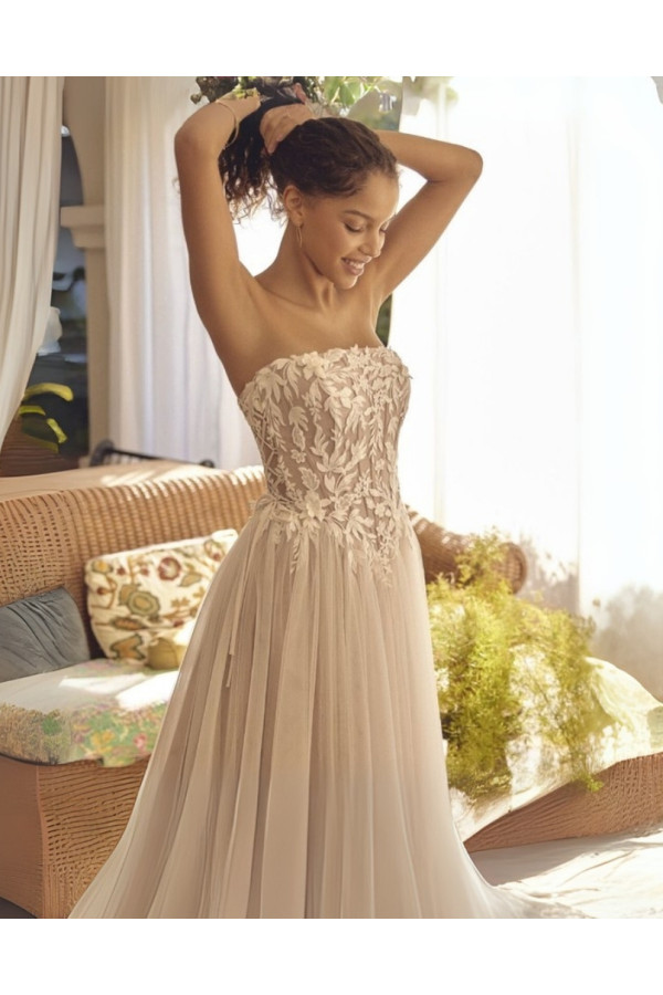 Abito da sposa vaorio in pizzo e tulle ampio di Lillian West