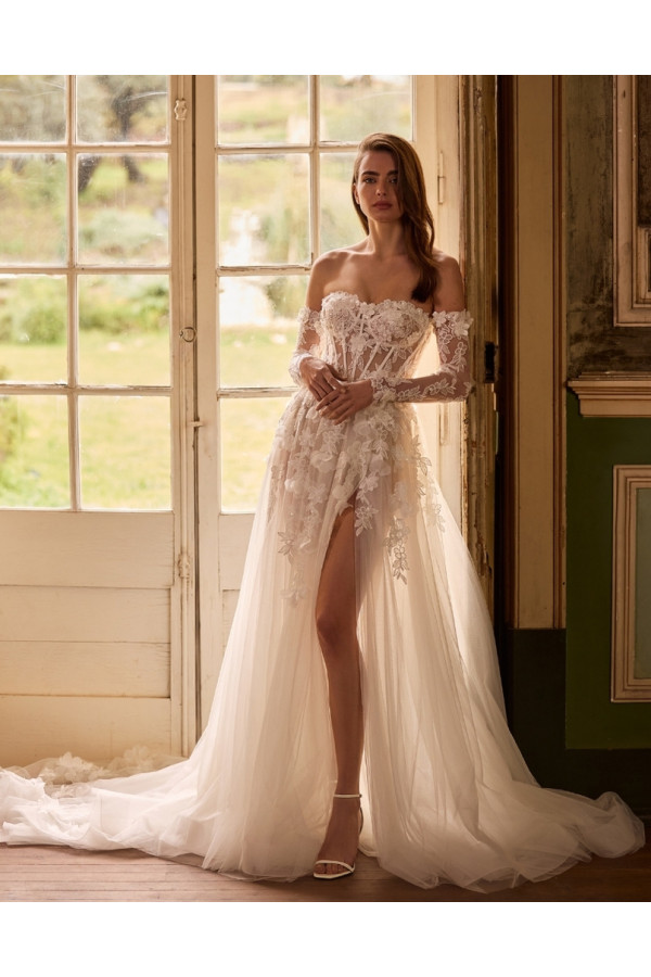 Heidi Abito da sposa di pizzo con spacco di Alberto Palatchi