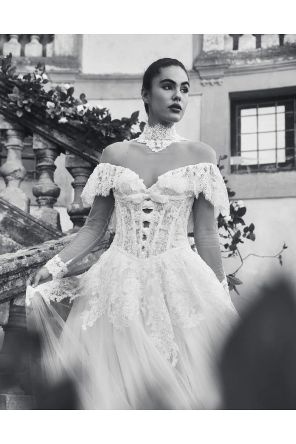Abito da sposa avorio in pizzo ampio di Alessandro Couture