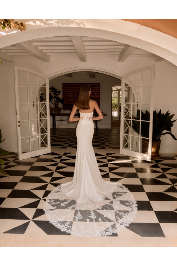 Constance abito da sposa avorio a sirena di crep di Alberto Palatchi