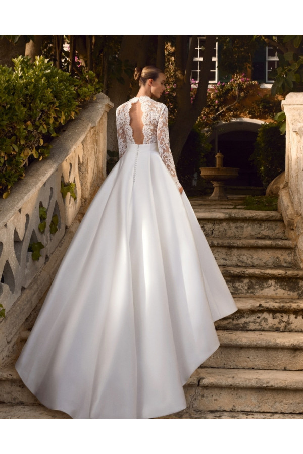 Junko abito da sposa avorio in douchesse ampio di Alberto Palatchi