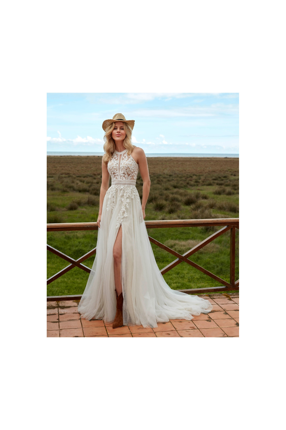 Malta abito da sposa avorio in tulle e pizzo con spacco di fara sposa