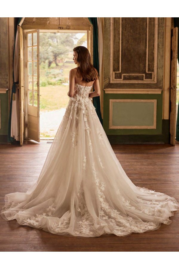 Heidi Abito da sposa di pizzo con spacco di Alberto Palatchi