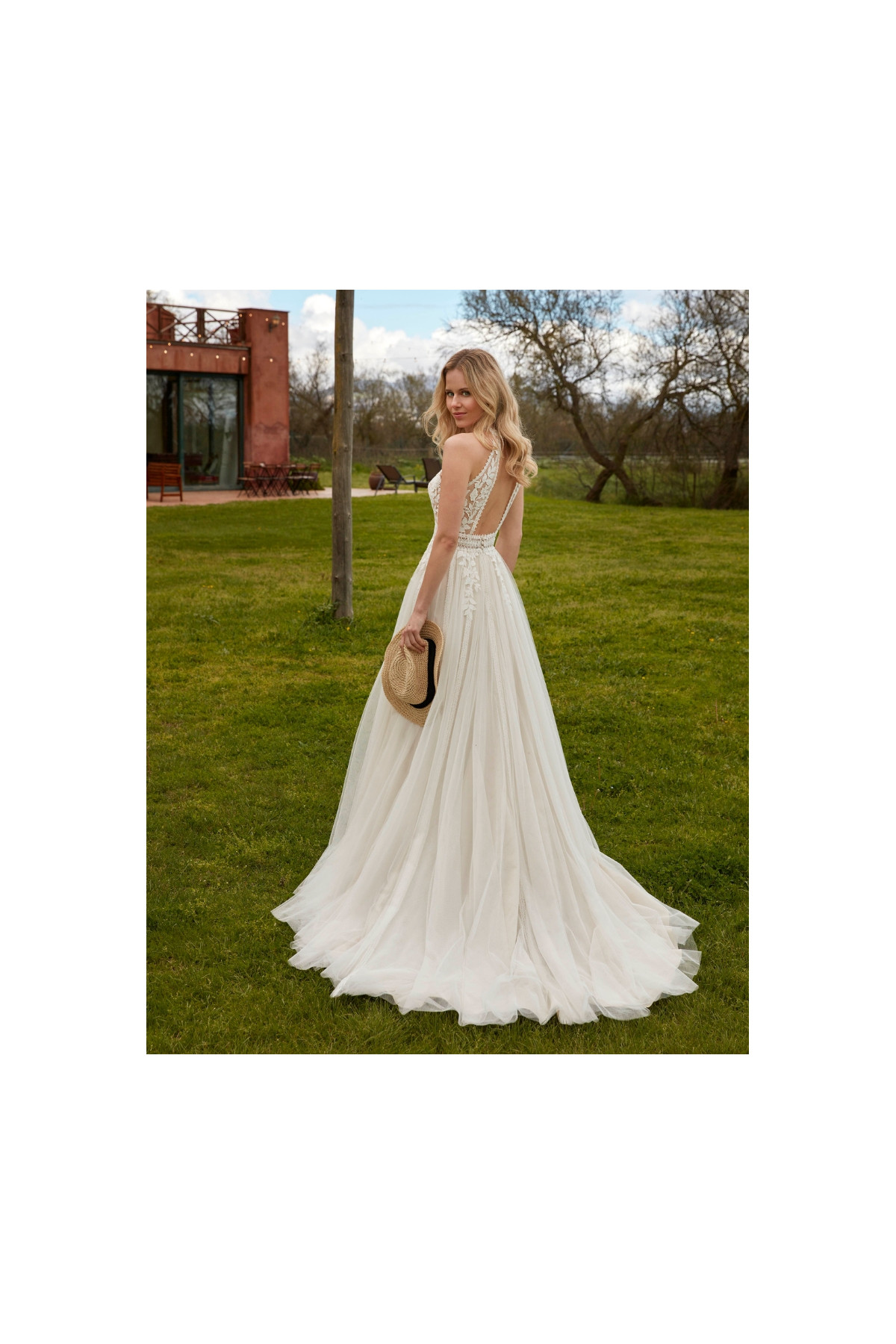 Malta abito da sposa avorio in tulle e pizzo con spacco di fara sposa